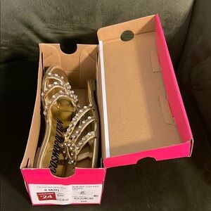 Cosmopolitan Gold Sandals with Elegant Design